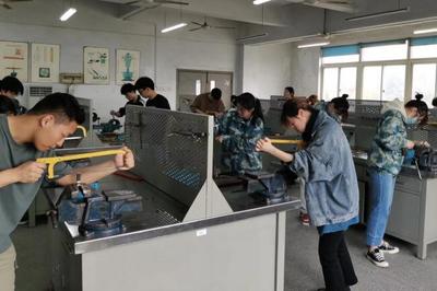 中国计量大学:在专业课中培育劳动情怀